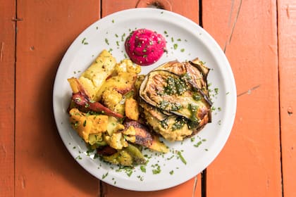 Vegetales al horno con hamburguesa de aduki, hummus y berenjenas.