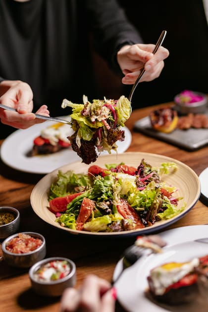 Vegetales crudos y cocidos conviven en ensaladas sustanciosas para acompañar platos principales. Rufino.