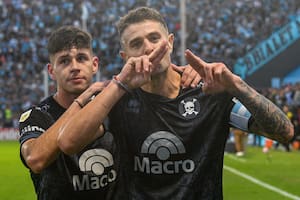 Belgrano sube por el sorpresivo nuevo goleador del torneo y por ganar con 10 jugadores