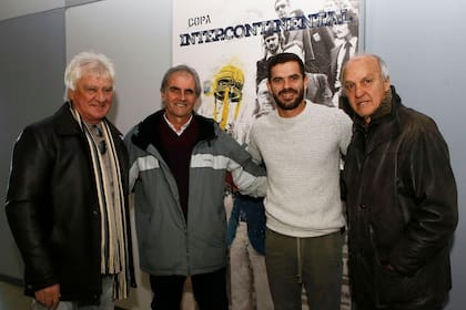 Ribolzi, Zanabria y Veglio, junto al capitán de Boca, Fernando Gago
