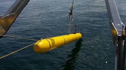 El Bluefin 12D es capaz de operar a 3 nudos (3.5 millas por hora) a una profundidad máxima de 5.000 pies durante 30 horas