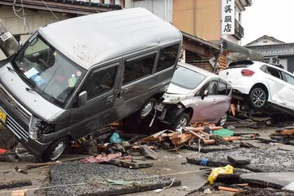 Vehículos amontonados después de ser arrastrados por un tsunami en la ciudad de Suzu.