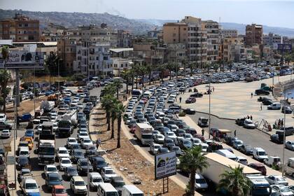 Vehículos atascan las rutas durante la evacuación del sur de Líbano, en medio de ataques israelíes, en Sidon, Líbano