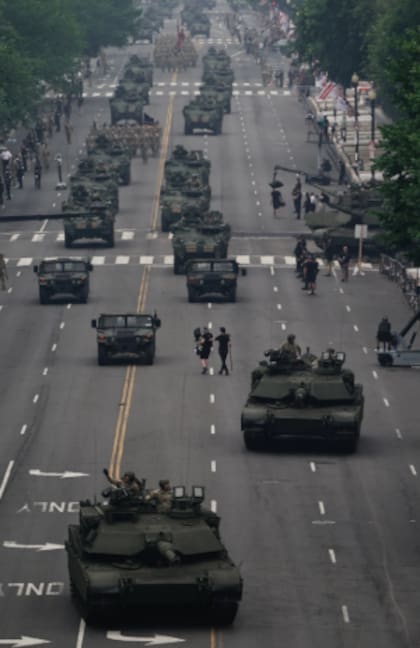 Vehículos blindados del Ejército estadounidense avanzan por una avenida de Washington durante un despliegue autorizado por la Casa Blanca