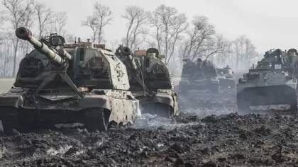 Vehículos blindados rusos en la región rusa de Rostov, cerca de la frontera con Ucrania.