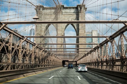 Vehículos circulan en el puente de Brooklyn. Nueva York ha sido la ciudad más afectada por el coronavirus en Estados Unidos