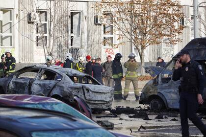 Vehículos dañados después de explosiones en Kiev, Ucrania.