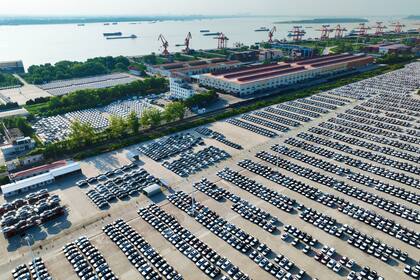 Vehículos de Chery Automobile esperan para ser embarcados en el puerto de Wuhu, en China, en una imagen de archivo de 2023.VCG (VCG VIA GETTY IMAGES)