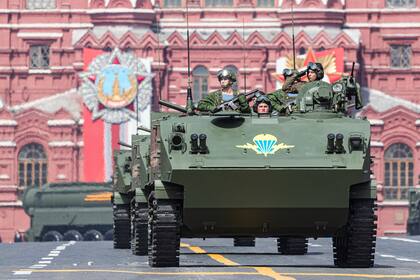 Vehículos de combate de infantería circulan por la Plaza Roja durante un ensayo del desfile del Día de la Victoria, en Moscú, Rusia, el 7 de mayo de 2022.