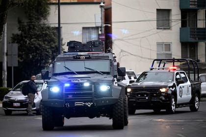 Vehículos de las fuerzas de seguridad mexicanas patrullan las inmediaciones de la Fiscalía Especializada en Delincuencia Organizada en la ciudad de México