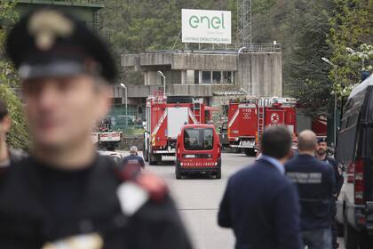 Vehículos de los bomberos en el sitio de la explosión en la represa hidroeléctrica de Suviana, al sur de Bolonia. (Michele Nucci/LaPresse via AP)