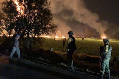 Vehículos en marcha presentes en las inmediaciones del charco de gasolina pueden haber ocasionado también el origen del incendio