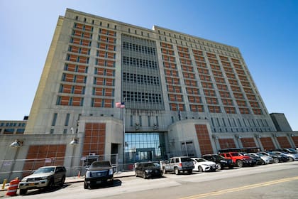 Vehículos estacionados frente al Centro de Detención Metropolitano de Brooklyn