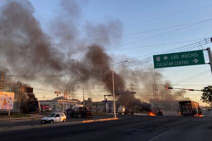 Vehículos incendiados cortan la calle durante la operación contra Ovidio Guzmán en Culiacán