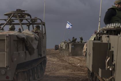 Vehículos militares blindados circulan a lo largo de la frontera de Israel con la Franja de Gaza 