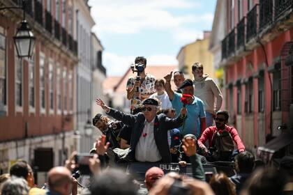 Vehículos militares con exsoldados a bordo celebran el aniversario de la Revolución de los Claveles, en Lisboa