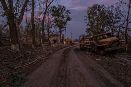 Vehículos militares ucranianos destruidos fuera del aeropuerto de Lugansk