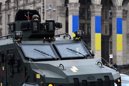 Vehículos militares ucranianos en la ciudad de Kiev