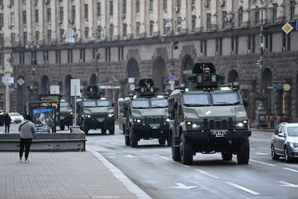 Vehículos militares ucranianos pasan por la plaza de la Independencia en el centro de Kiev