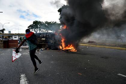 Vehículos vandalizados sirven como trinchera en las calles de Caracas