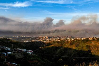 
Vehículos y casas arden durante un incendio en Viña del Mar, Chile, el 2 de febrero de 2024.