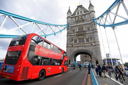 Vehículos y peatones esperan en el acceso al puente