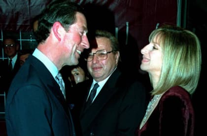 Veinte años después, en 1994, Carlos y Barbra se saludan en el estadio de Wembley