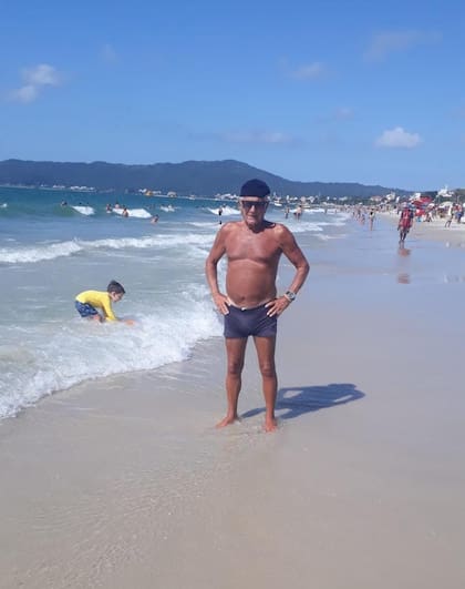 Veinte días antes de la internación, Claudio Napolitano enviaba esta foto desde la playa, en su último viaje a Brasil