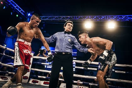 Velada boxística en Quilmes. Guajardo dirige el combate entre Chuña Romero y Chucky Verón.
