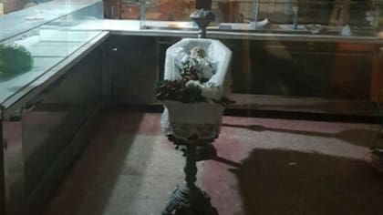 La mujer fue velada en una casa de pastas cerrada y generó polémica