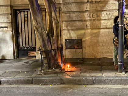 Velas frente al domicilio de la vicepresidenta luego del ataque