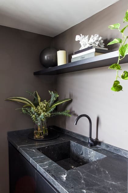 Velas, plantas, libros, no son elementos exclusivos de un living o comedor, también pueden decorar un lavadero para que sea vea como un espacio más de la casa