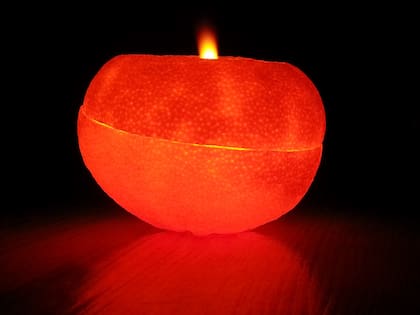Velas realizadas con naranjas.