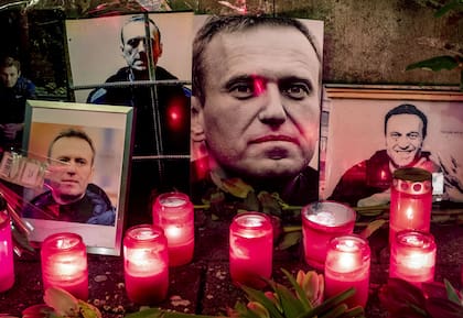 Velas y fotografías del líder de la oposición rusa Alexei Navalny cerca del consulado ruso en Frankfurt, Alemania, el sábado 17 de febrero de 2024. (Foto AP/Michael Probst)