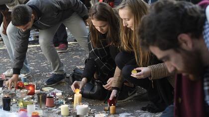 Velas y muchos jóvenes en el Bataclan