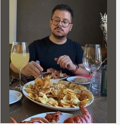 Velasco dándose un banquete en otra polémica foto