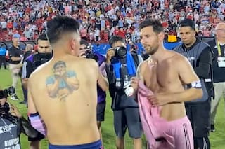 La noche emocionante de Alan Velasco: un golazo, el sentido abrazo con Messi y el tatuaje de Maradona que se hizo viral