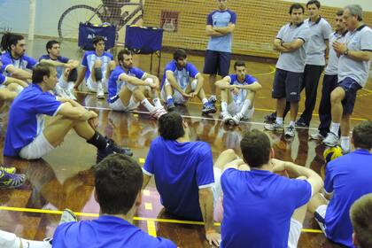 Velasco junto a sus ayudantes y jugadores en la selección