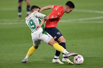 Velasco, pura gambeta, en cada avance de Independiente