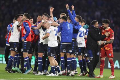 Vélez, de festejo: el final del partido y la celebración del plantel en el estadio Mario Kempes; Flamengo, el rival en las semifinales