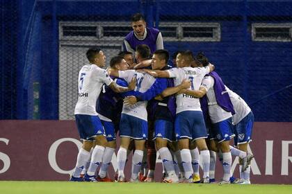 Los jugadores de Vélez hacen una montonera sobre Thiago Almada. El juvenil anotó los dos goles del equipo de Liniers en el 2-0 frente a Deportivo Cali, de Colombia, por la ida de los octavos de final de la Copa Sudamericana.