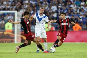 El equipo de Gallardo no juega bien, pierde desde el arranque con Vélez y se quedó sin Quintero, que salió lesionado