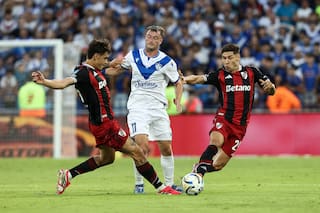 El equipo de Gallardo no juega bien, pierde desde el arranque con Vélez y se quedó sin Quintero, que salió lesionado