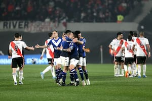 Vélez festeja, River se lamenta: el Fortín pasó a los cuartos de final de la Copa Libertadores luego de un controvertido 0 a 0 en el Monumental.