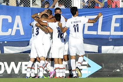 Vélez festejó su primer triunfo del torneo