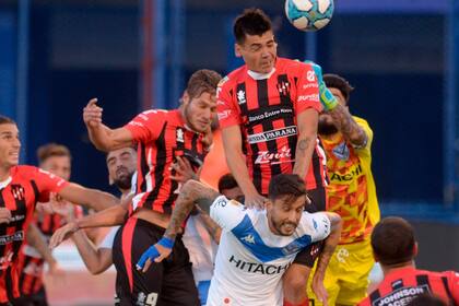 Hoyos, arquero de Vélez, rechaza con los puños ante el ataque aéreo de Patronato