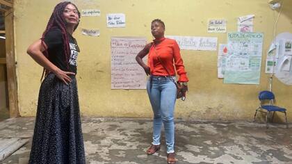 Velia recorriendo las casas donde hacen cursos en los barrios de Quibdó