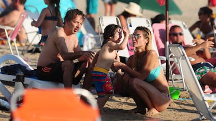 Vena y su mujer Paula Morales y el pequeño Valen, en Punta