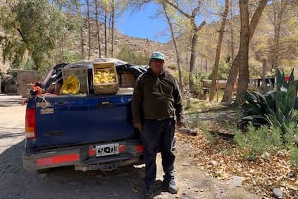 Miguel Cachambe, con su camioneta y sus provisiones