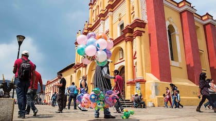 Vendedor de globos frente a la Catedral de San Cristobal de las Casas, en Chiapas.